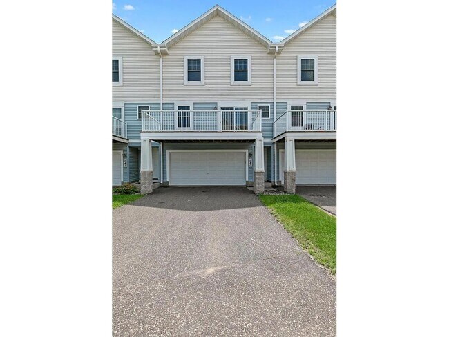 garage - 640 Gateway Pl
