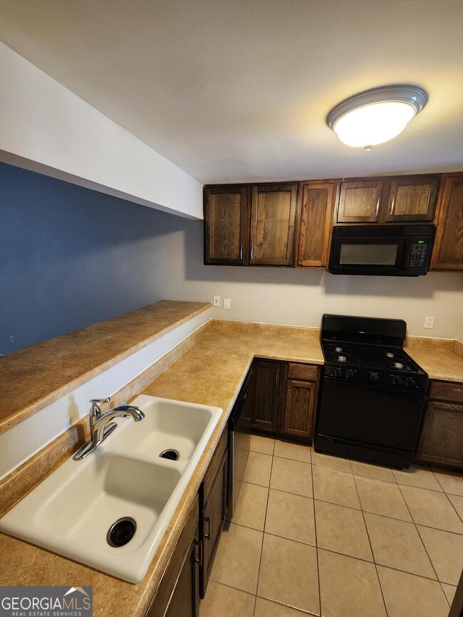 Building Photo - 1220 Oakplace Dr SW