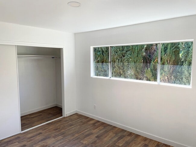 Building Photo - 727 E Tujunga Ave