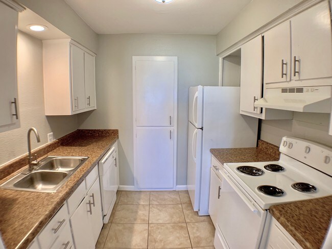 Building Photo - 3800 Englewood Cir