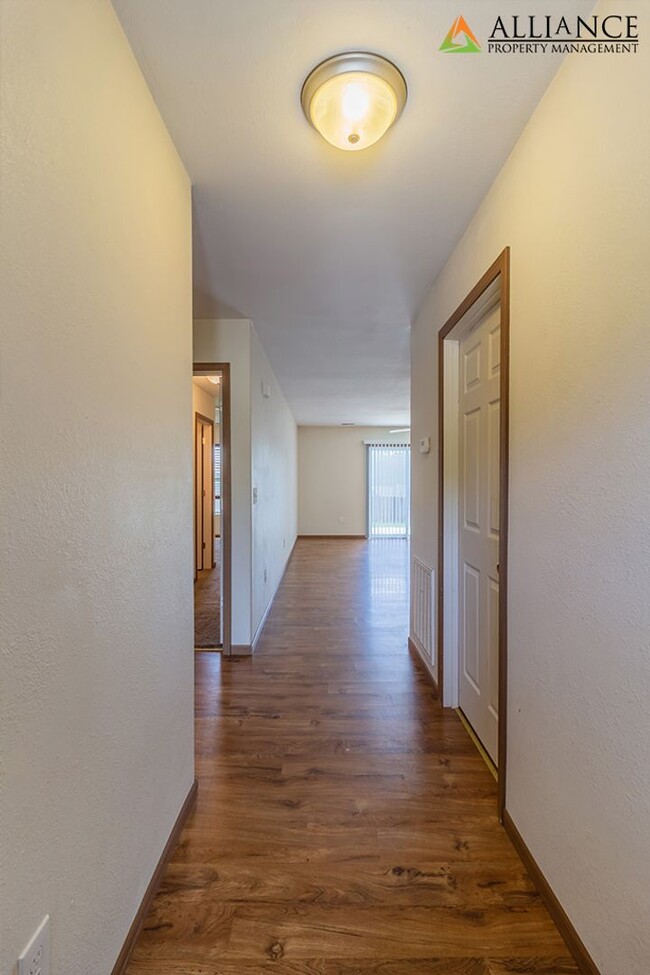 Building Photo - MJ Dr. 8842 &amp; 8846