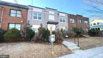 Building Photo - 709 Jackson St NE
