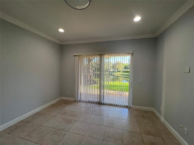 Building Photo - 3318 Lakeside Dr