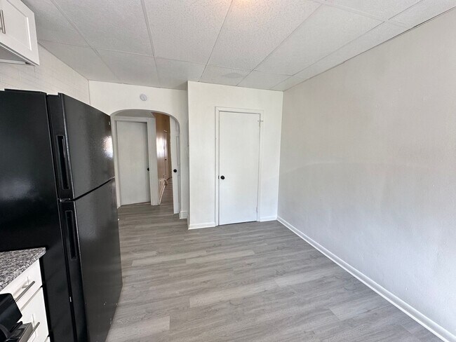 Foto del edificio - First Floor 1 Bed, 1 Bath Apartment in Sha...