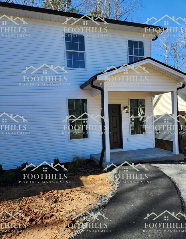 Building Photo - Quaint 2-bedroom, 2-bathroom home, short d...