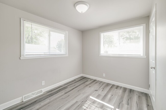 Building Photo - 471 Farwell Ave