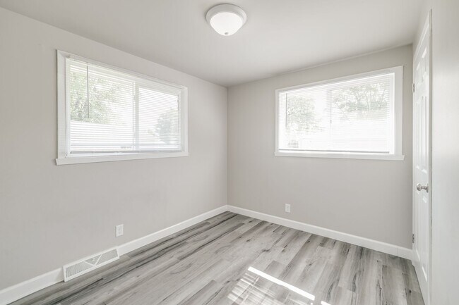 Foto del edificio - 471 Farwell Ave