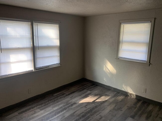 Foto del edificio - 933 N Locust Ln