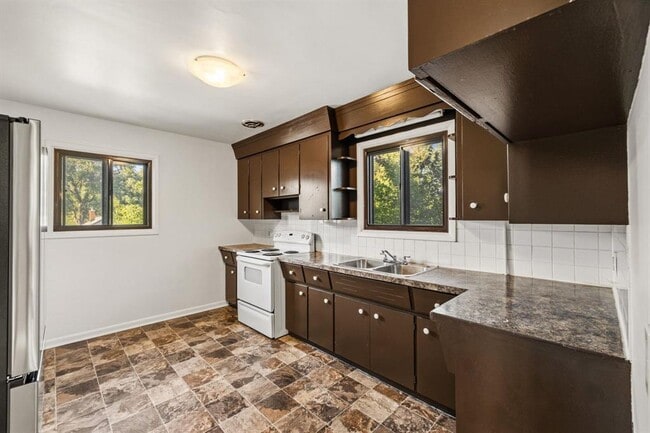 Building Photo - 829 Talbot Av