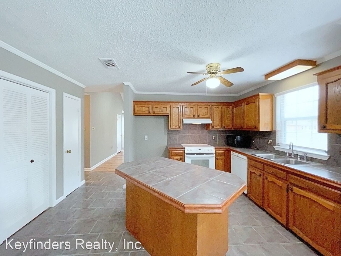 Primary Photo - 3 br, 2 bath House - 18063 Autumn Leaves Dr.