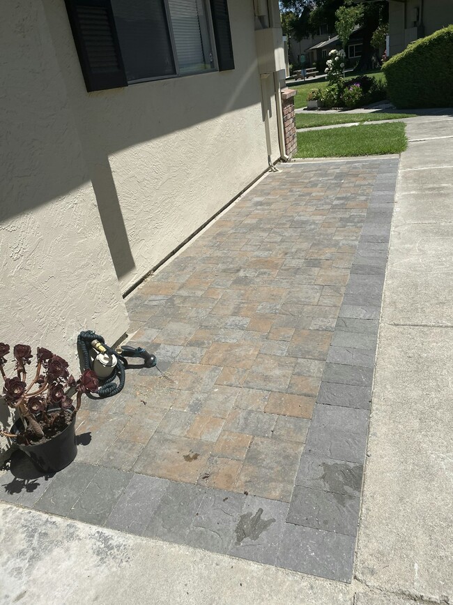 Building Photo - 1061 Mohr Ln