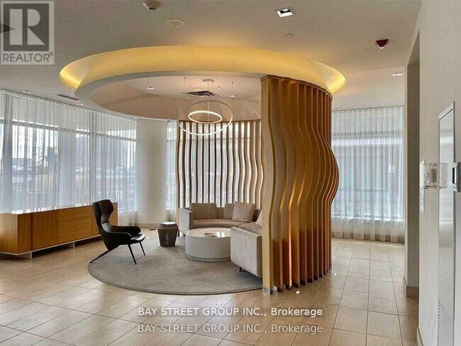 Photo du bâtiment - 150-1150 Fairview Mall Dr