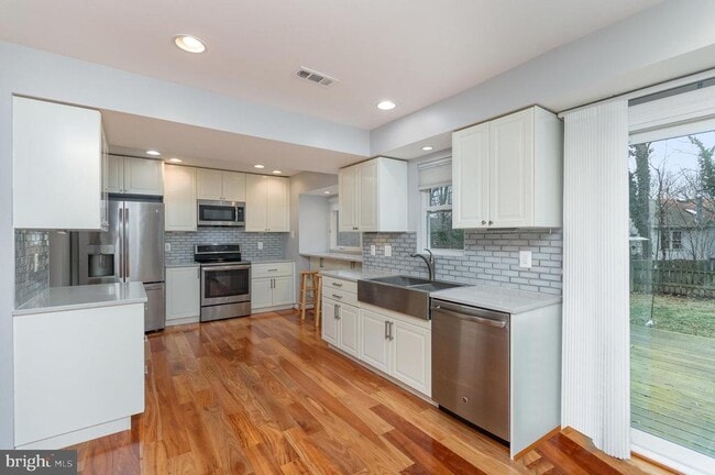 Building Photo - 15090 Holleyside Dr