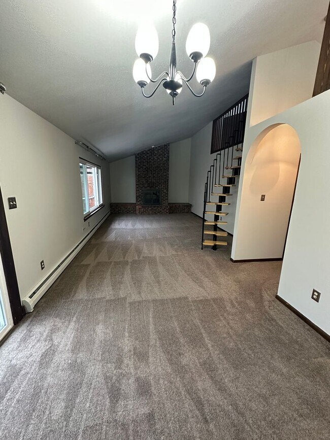 Building Photo - 2 BEDROOM 2 BATHROOM TOWNHOUSE WITH LOFT