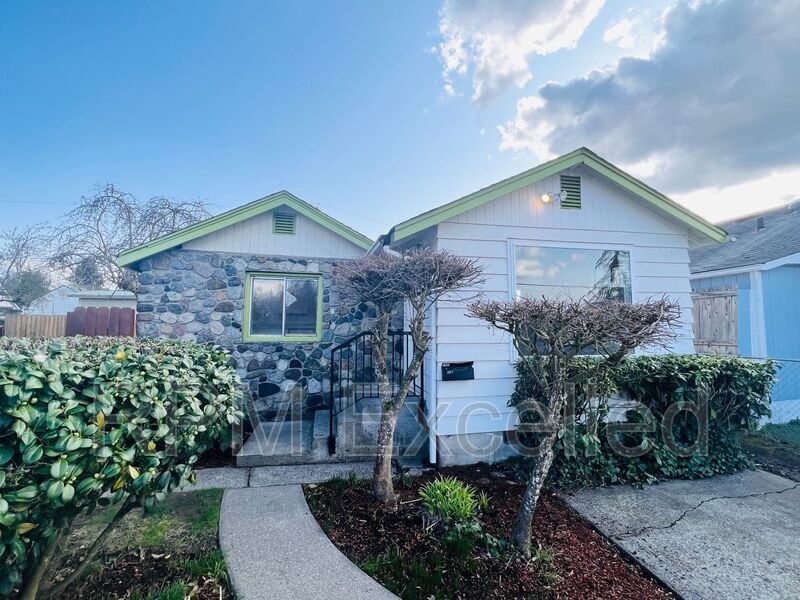 Primary Photo - 824 6th St SE
