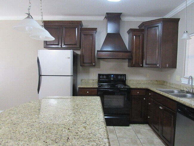 Building Photo - 707 St James Dr