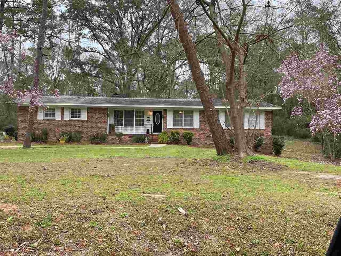 Photo - 3155 Lakeshore Drive - Large Home in Lakeshore Estates