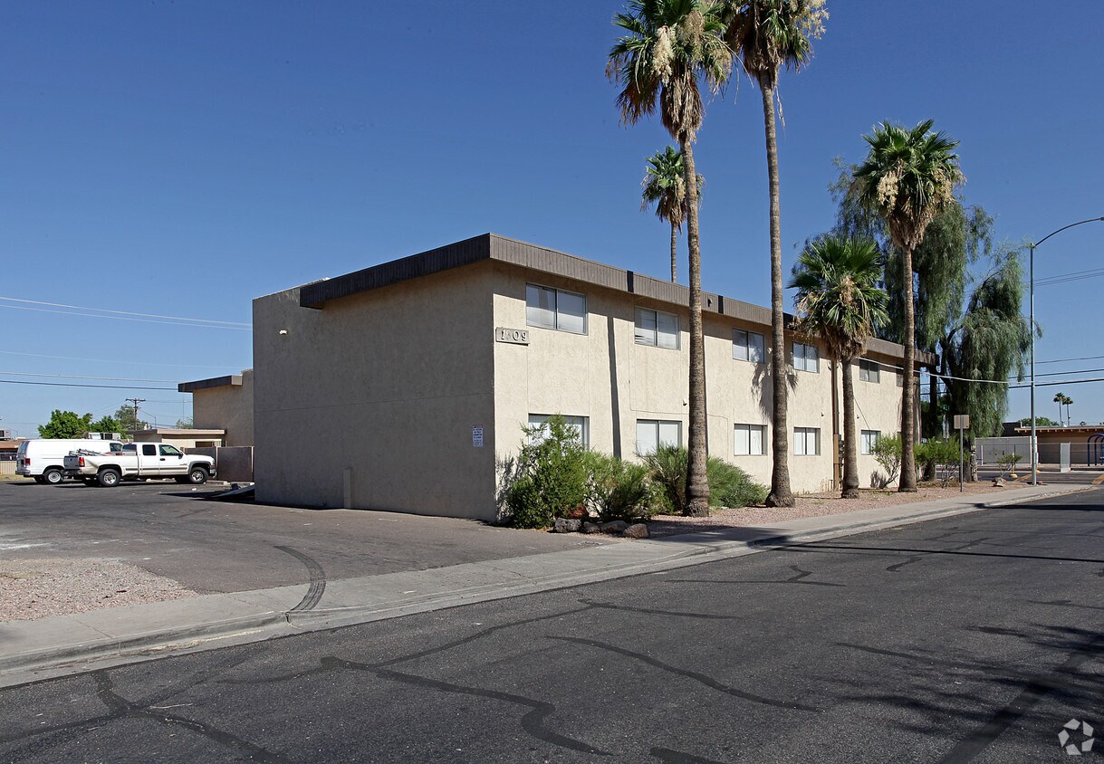 Foto del edificio - 1809 E Broadway Rd