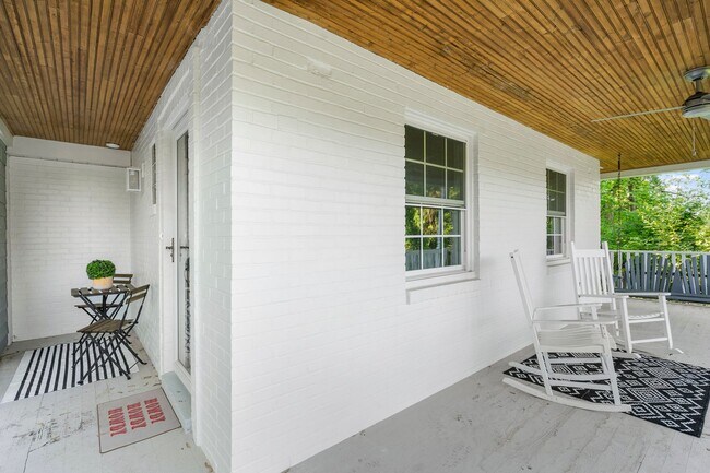 Foto del edificio - Beautifully Renovated 5 Bed/3 Bath Farmhou...