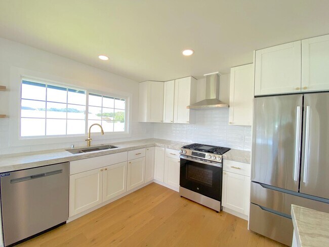 Foto del edificio - 3 Bedroom 3 Bathroom ~ Fully Renovated Rental in Waimea ~ Prime Location!