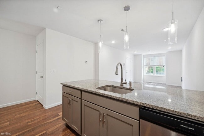Building Photo - 2 br, 2 bath Triplex - 4614 Sansom St Unit 1