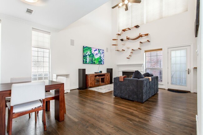 Foto del edificio - Lakewood 3-Bed, 3-Bath Townhome is Big and...