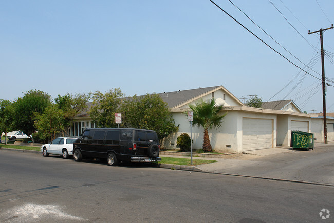 Building Photo - 1005 N Lincoln St