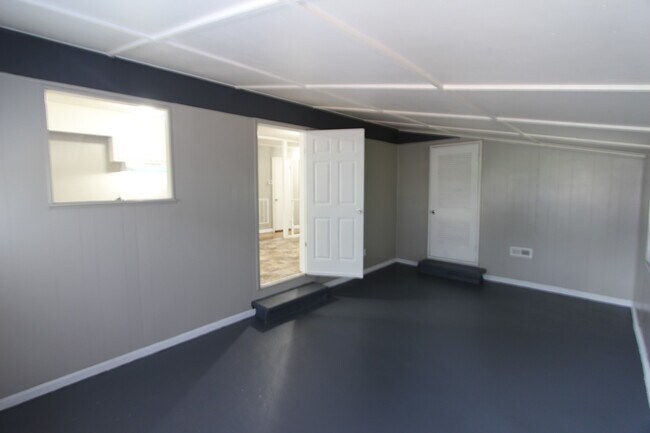 Foto del edificio - New On The Market!  3 Bedroom 1 Bath + Large Den.  Get to it Fast!!