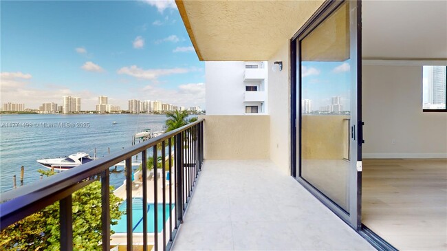 Foto del edificio - 17878 N Bay Rd