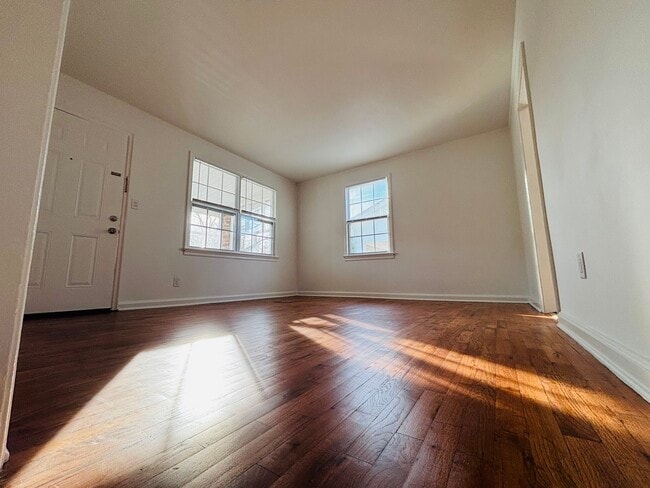 Building Photo - 1312 E 60th St