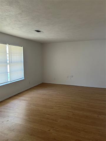 Building Photo - 102 W Woodbury Dr