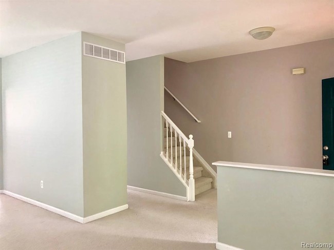 Building Photo - 41646 Sleepy Hollow Dr