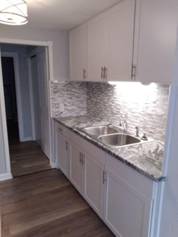 Granite w/Tile backsplash - Park Row Apartments