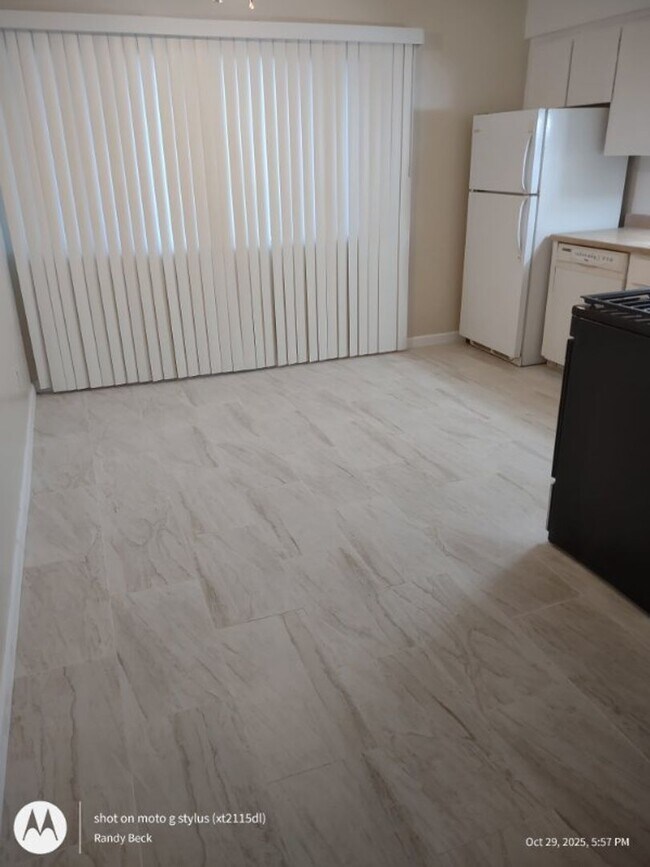 Building Photo - Spacious 2bd First Floor Apartment in 4-Plex Building