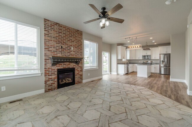 Building Photo - SPACIOUS SIGNLE FAMILY HOME | 6 Bed 4 Bath | 3-Car Garage | Eagle Mountain, UT