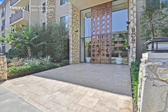 Building Photo - 809 S Bundy Dr