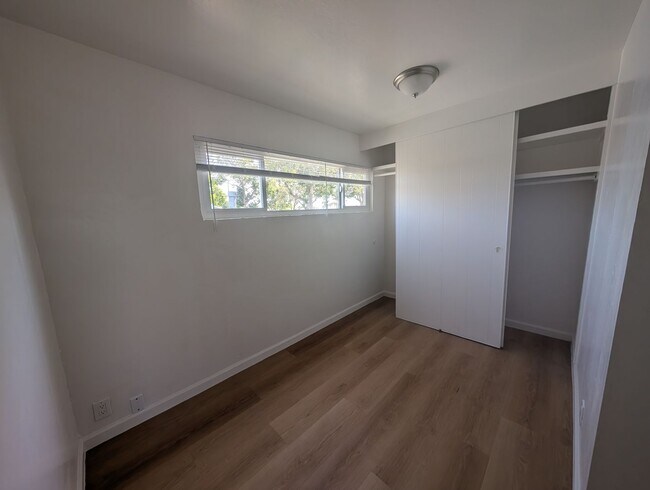 Foto del edificio - Comfortable one bedroom unit, convenient location to shopping and transportation