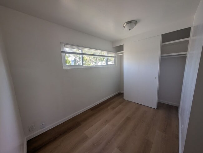 Building Photo - Comfortable one bedroom unit, convenient location to shopping and transportation