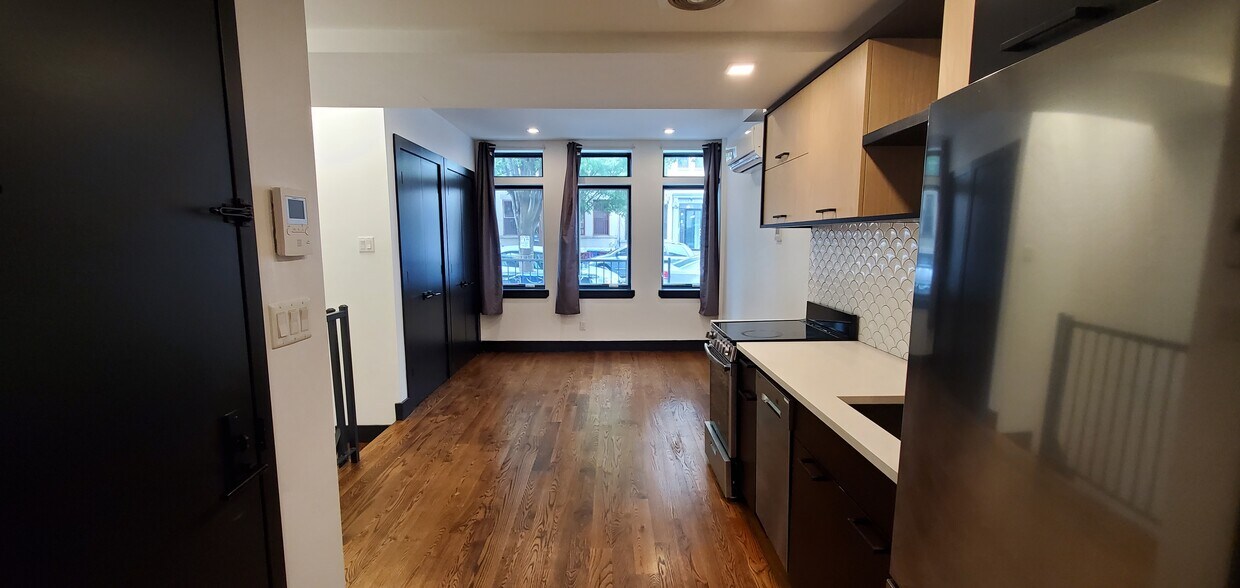 Primary Photo - 812 Saint Johns Pl