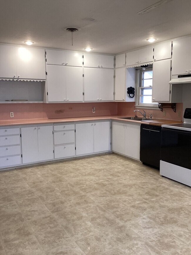 Building Photo - Spacious 3 Bedroom! Close to ENMU Campus in Portales!  Pets Welcome!