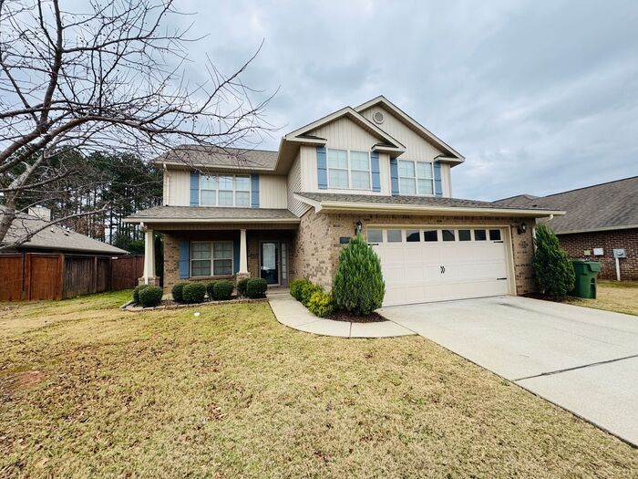 Building Photo - Amazing Square Footage & Location-with a FENCED YARD