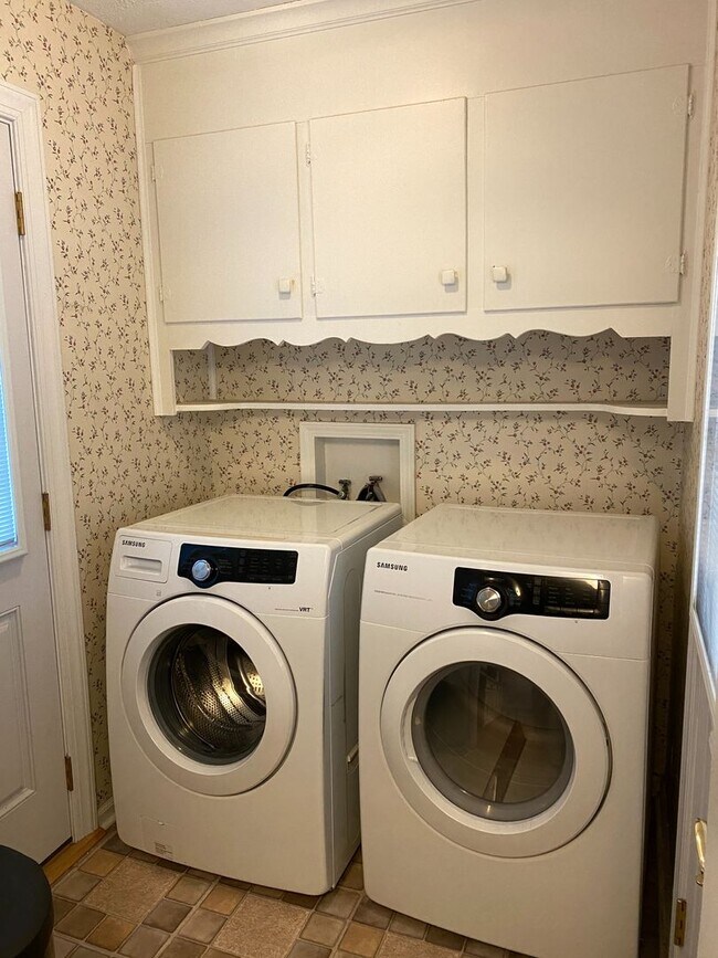 Building Photo - 4 Bedroom 2 bath Brick Home w/ Large Workshop