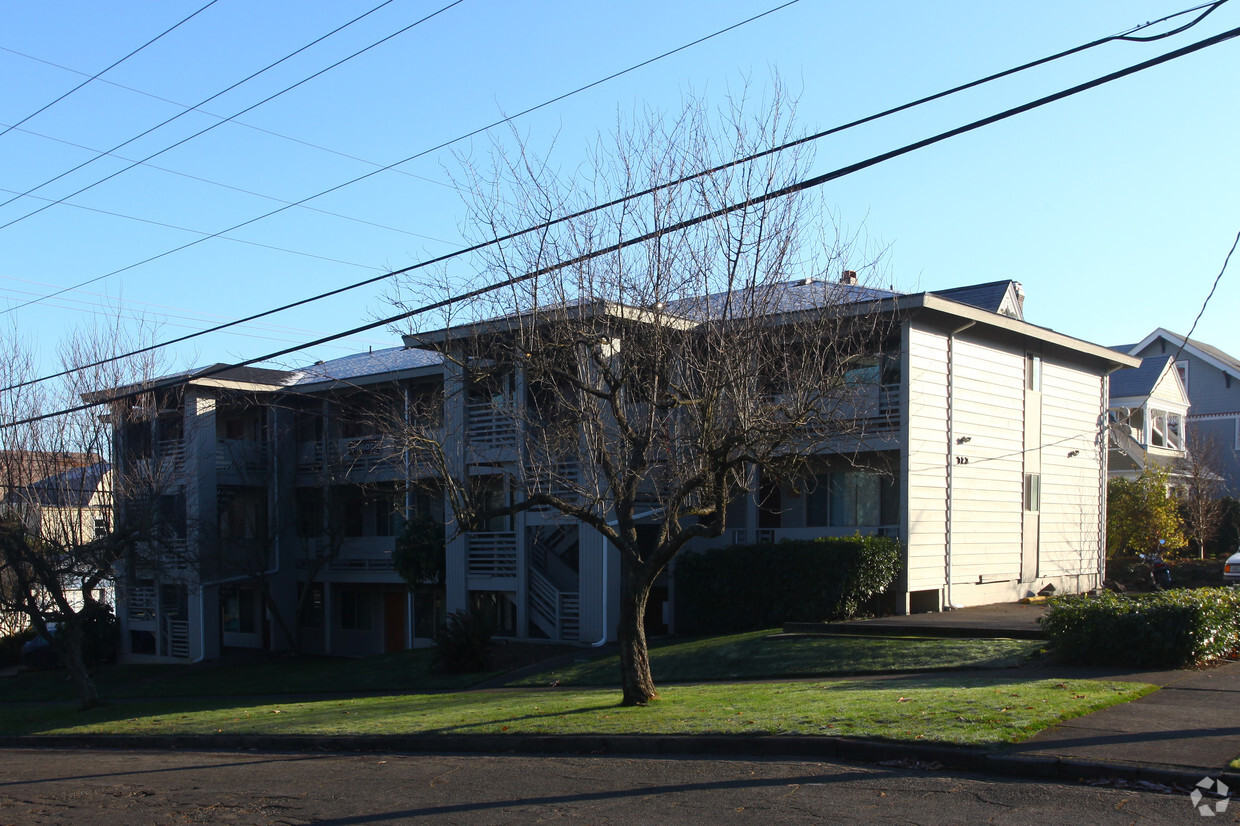 Building Photo - The Chinook Apartments
