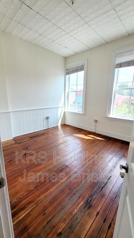 Primary Photo - 7 W 13th St