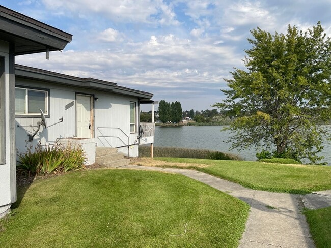 Foto del edificio - Lake View Apartment for Rent!!!