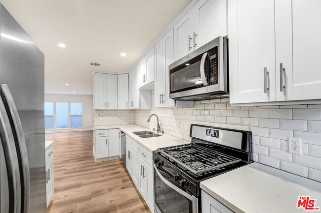 Foto del edificio - 337 N Oakhurst Dr