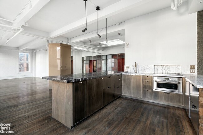 Foto del edificio - TOP FLOOR 50FT LOFT