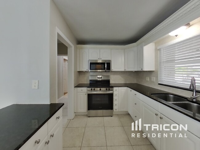 Building Photo - 1456 Lakeview Dr
