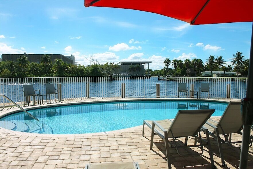 Primary Photo - 1705 N Riverside Dr