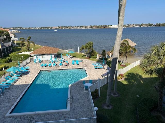 Foto del edificio - 8200 Lakeshore Dr